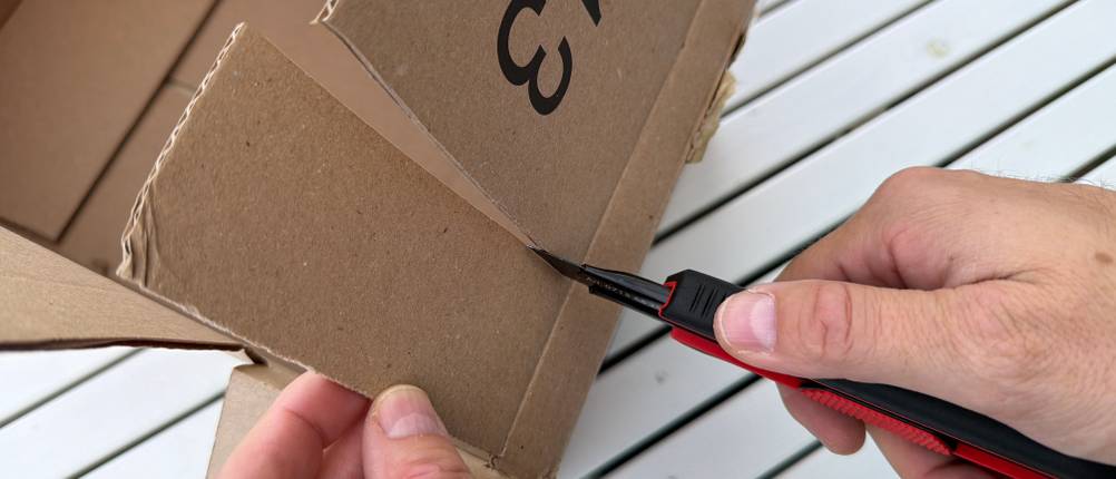 Mit dem Würth-2K-Cuttermesser wird Pappe zerschnitten