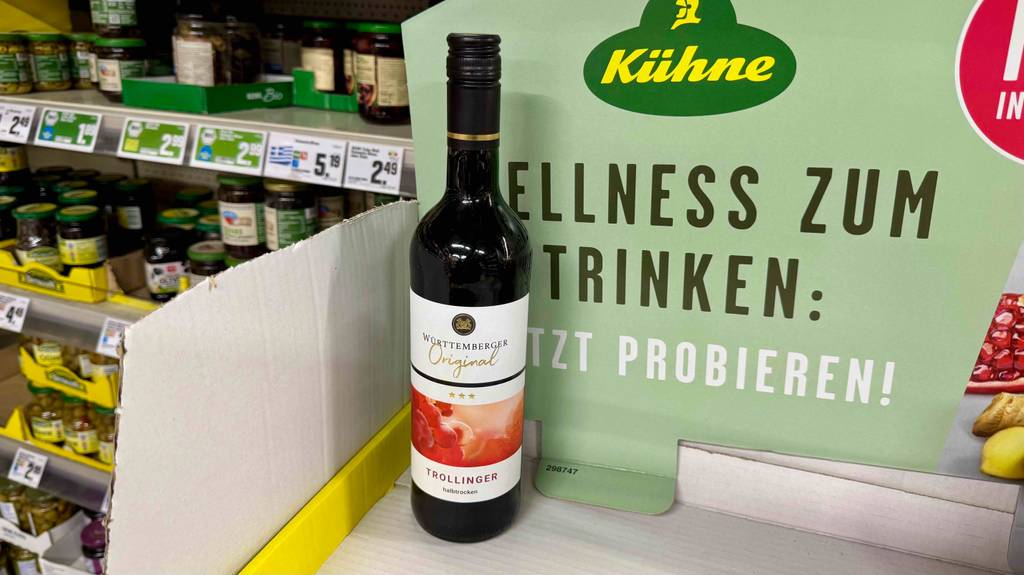 Die Flasche mit dem getesteten Trollinger-Wein steht auf einem Karton im Supermarkt.