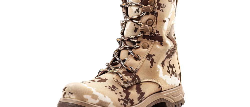 Wüstenstiefel-Test: ein Stiefel in Tarnfarbe mit Schnürung