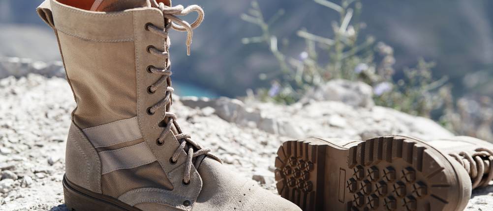 Wüstenstiefel-Test: ein stehender Wüstenstiefel, einer liegt und zeigt die Sohle