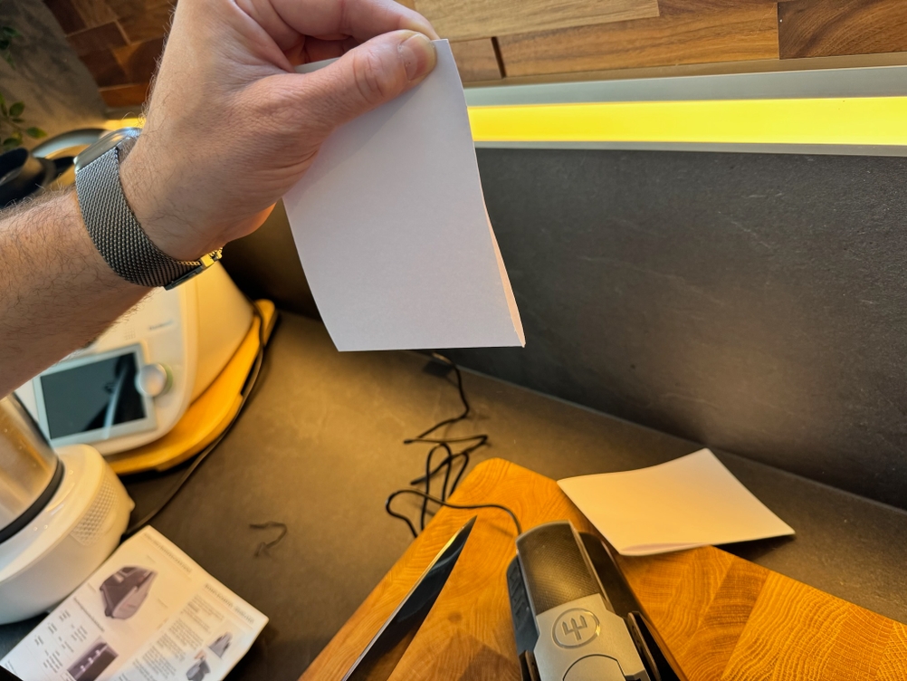 Papier durchgeschnitten mit dem Messer nach dem Schleifen mit dem Wüsthof Easy Edge 3069730301
