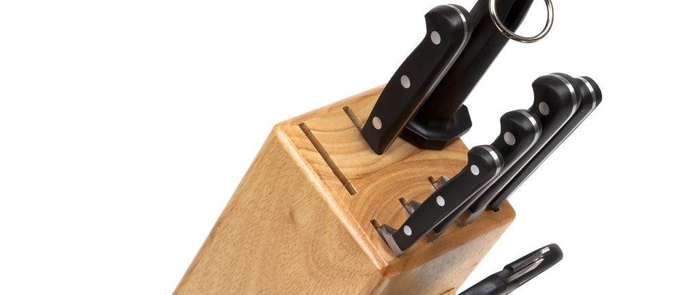 Wüsthof-Messerblock-Test: Ein Messerblock aus Holz, der bereits mit mehreren Messern bestückt ist.