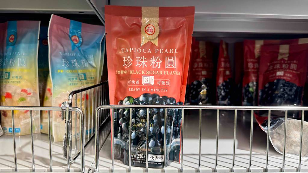 Bubbletea-Perlen im Test: Mehrere Packungen stehen zwischen anderen Produkten in einem Regal.