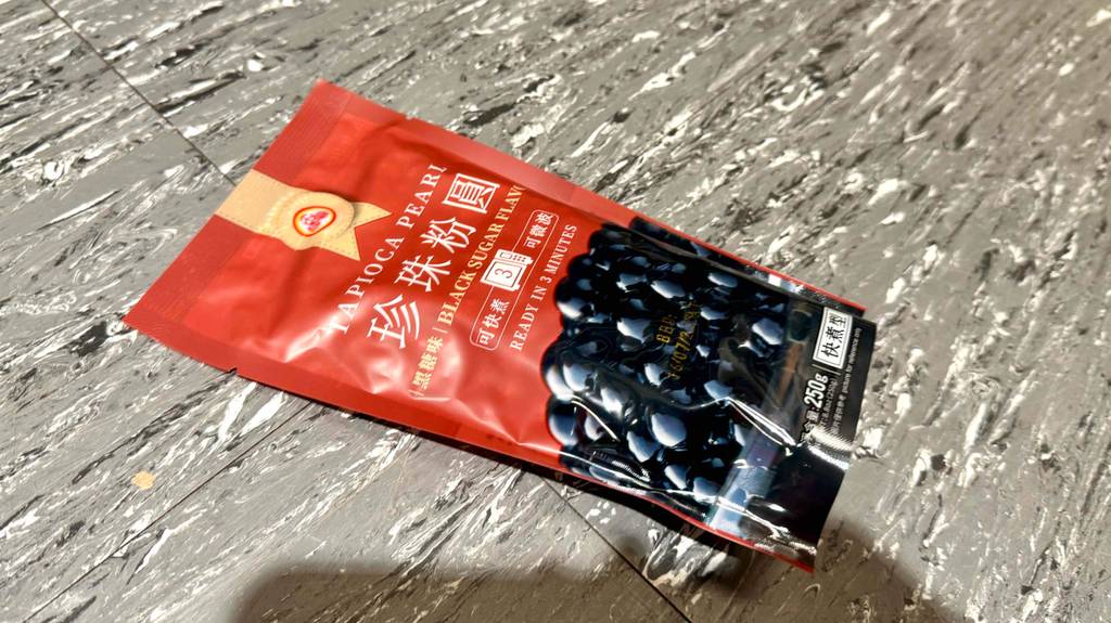 Eine Packung Bubbletea-Perlen im Test von oben betrachtet.