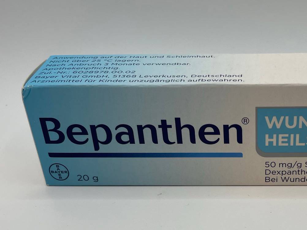 Wund- und Heilsalbe getestet: Nahaufnahme des Logos auf der Verpackung.