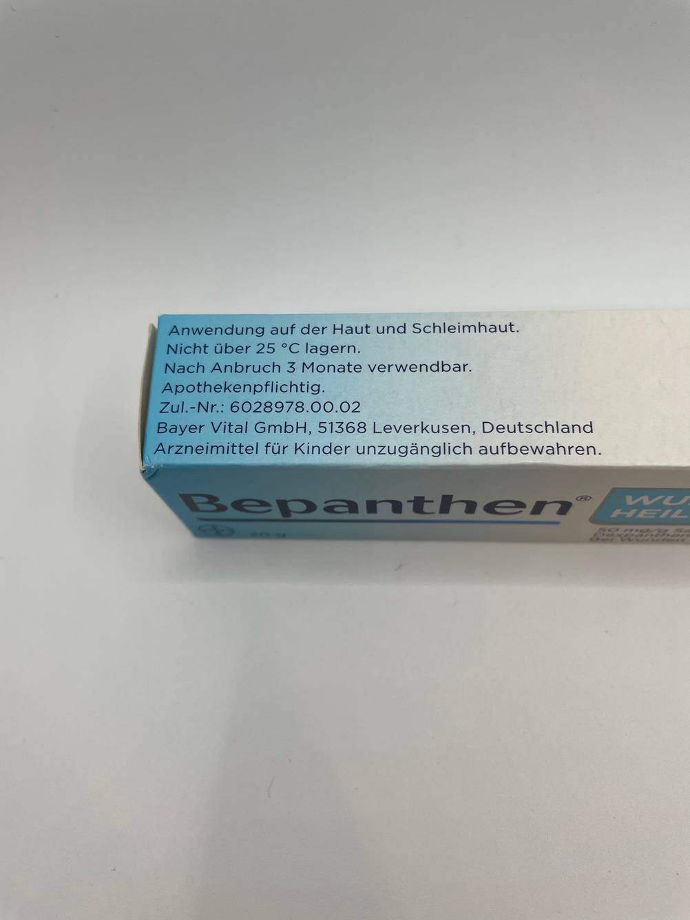 Nahaufnahme der Informationen auf der Seite einer Verpackung der getesteten Wund- und Heilsalbe.