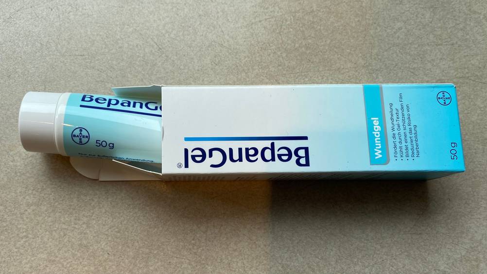 Eine Tube des getesteten Wundgels schaut leicht aus der Verpackung hervor.