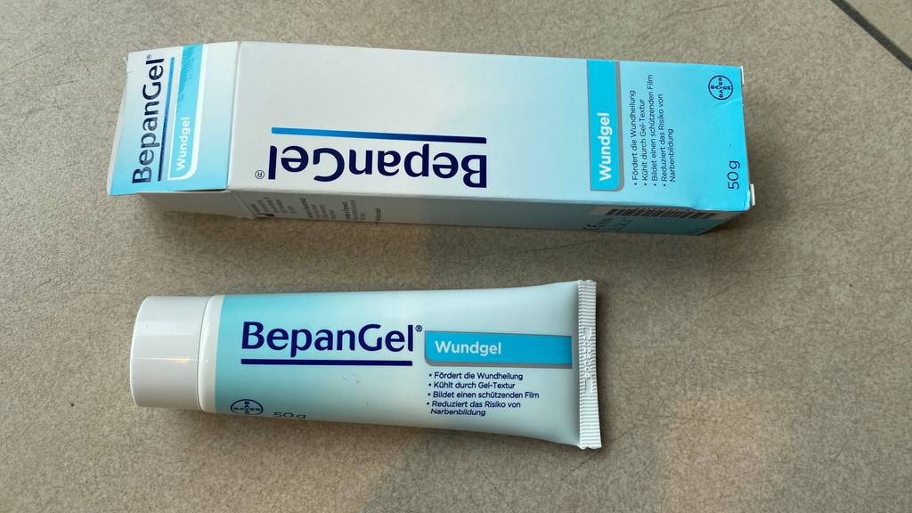 Wundgel-Test: Tube und Verpackung auf grauem Untergrund