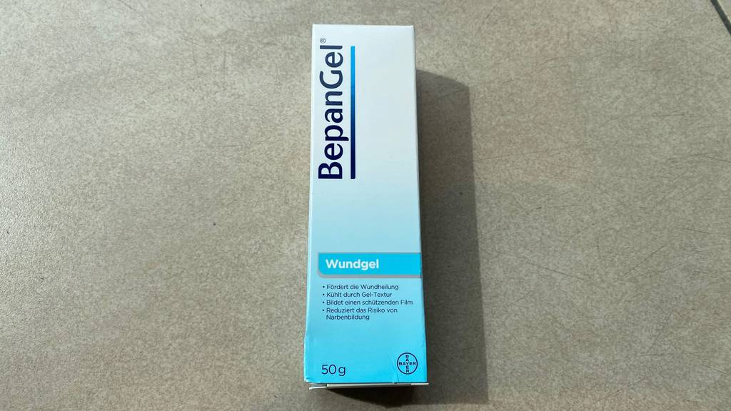 Wundgel im Test: Verpackung auf grauer Fliese
