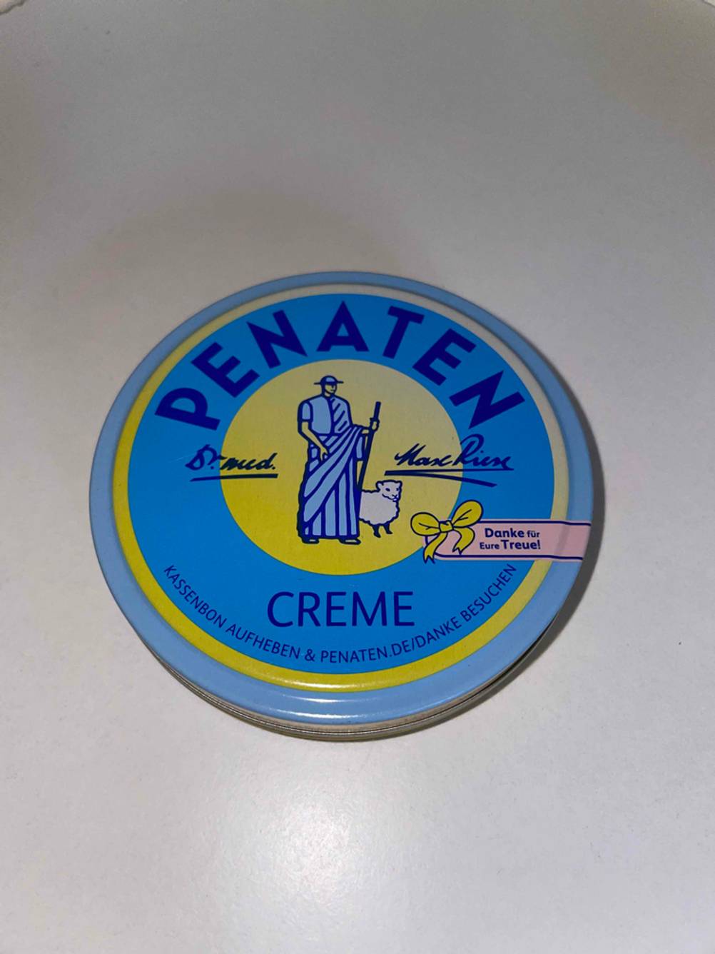 Getestet: Eine Dose Wundschutzcreme von oben auf einer hellen Fläche.
