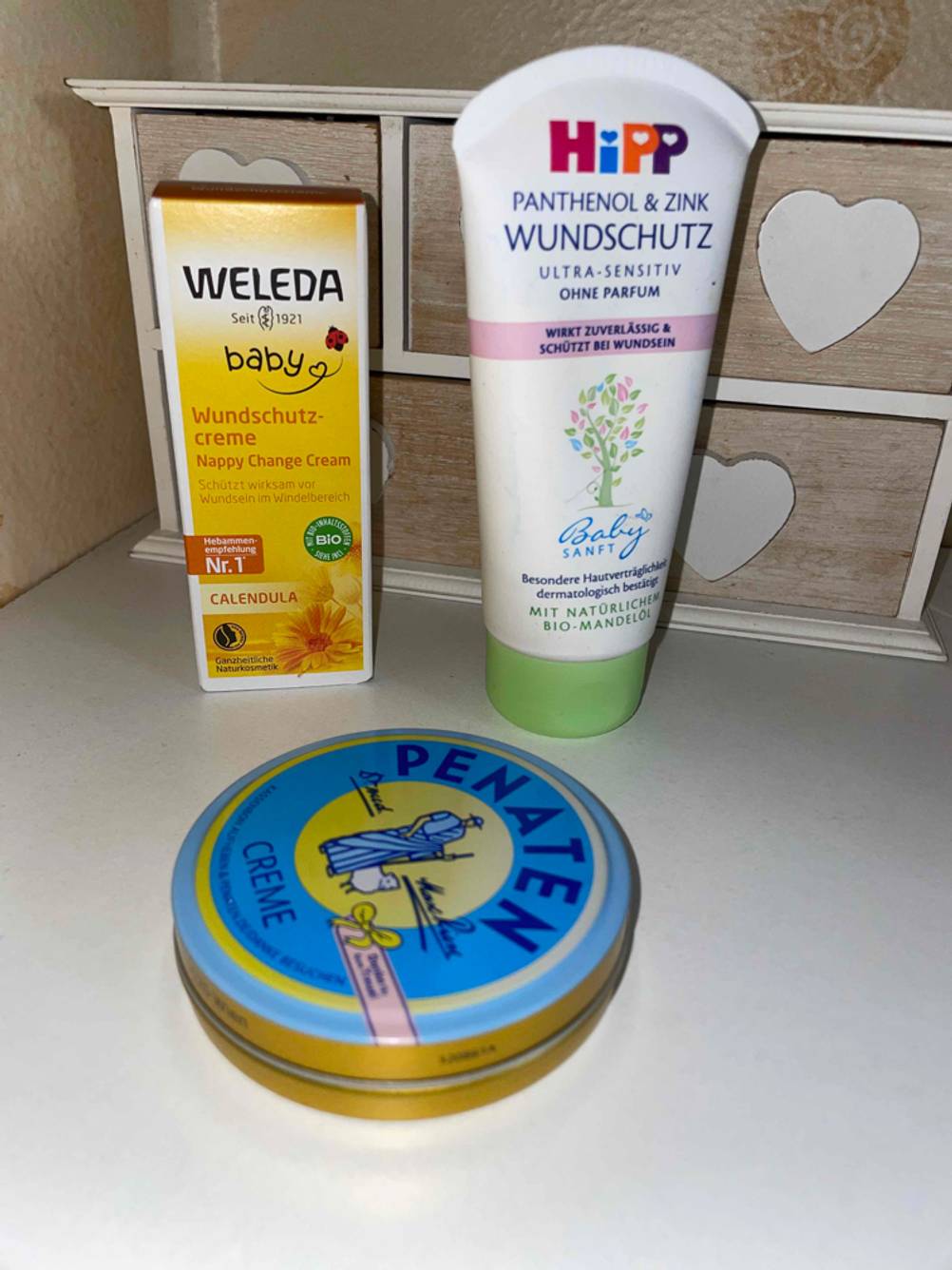 Wundschutzcremes von Weleda, Hipp und Penaten.