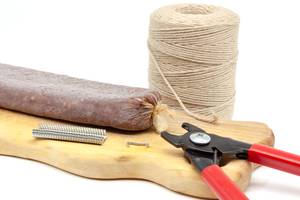 Wurstclipper im Test: Wurstclipper und Garn mit verschlossener Wurst