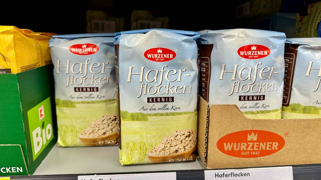 Kernige Haferflocken im Test: Mehrere 500-g-Packungen der Marke Wurzner stehen auf einem Verkaufsregal.