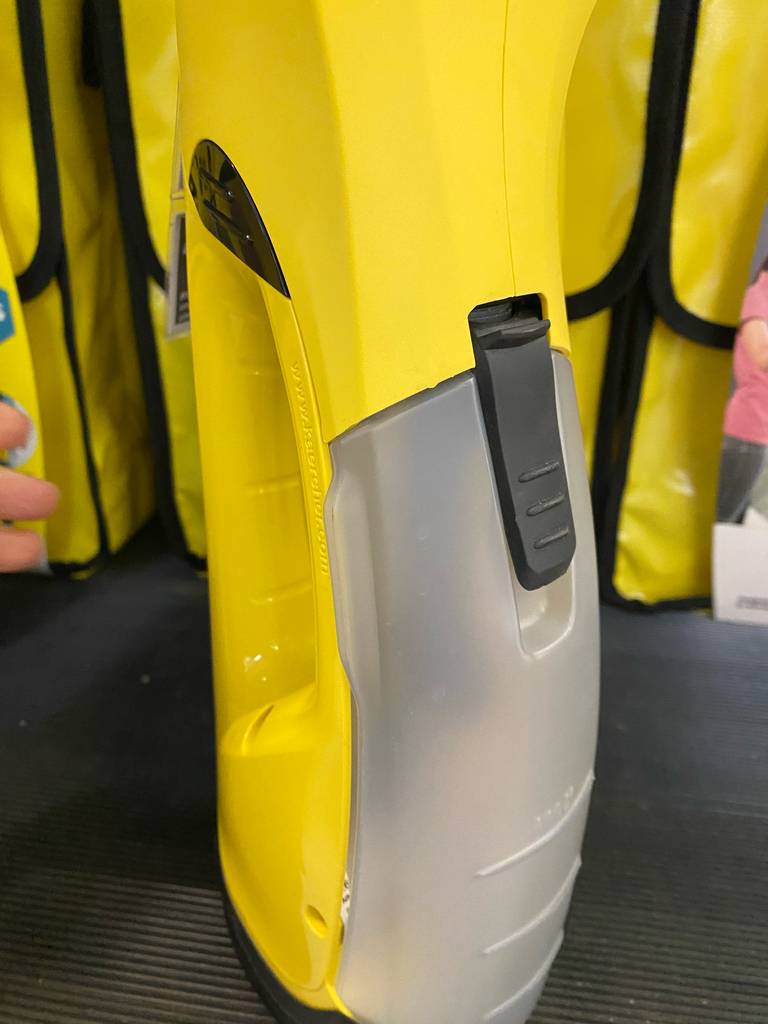 Kärcher-Fenstersauger-Test: Nahaufnahme des Handgriffs inklusive semitransparentem Tank eines gelben Modells.