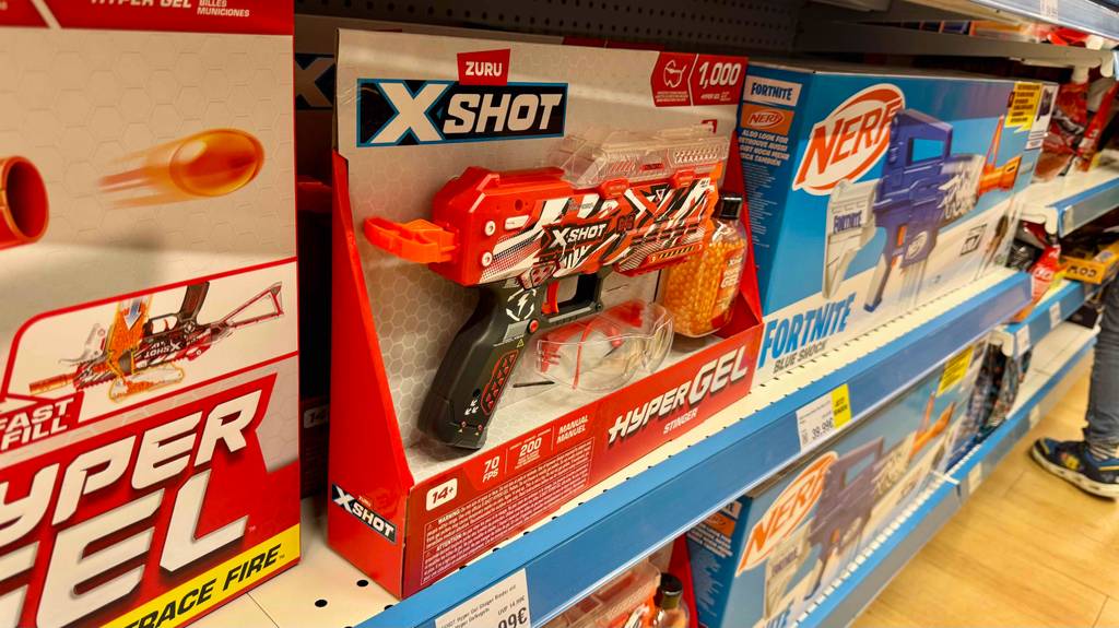Auf einem Ausstellungsregal befindet sich das getestete Gel-Ball-Blaster-Set in seiner Verpackung.