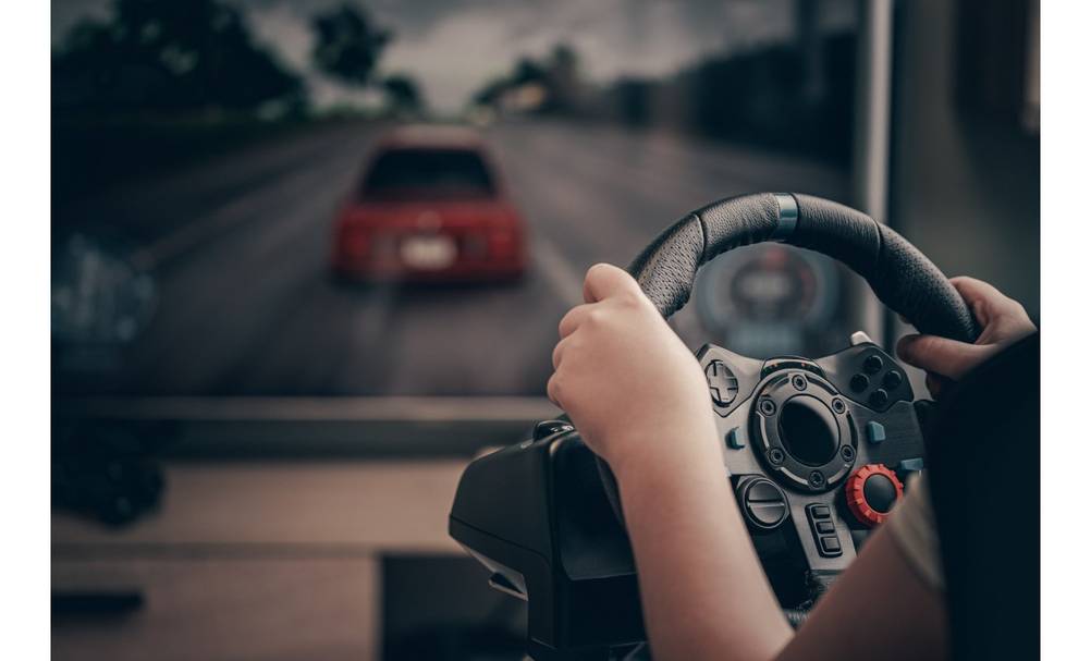 Ein Kind spielt mit einem getesteten PS5-Lenkrad eine Rennsimulation.