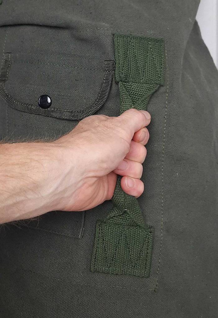 Eine Hand hält den Griff eines Seesacks im Test.