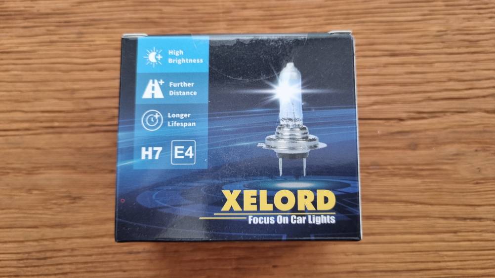 Xelord H7 Birne in der Verpackung liegt auf dem Boden.