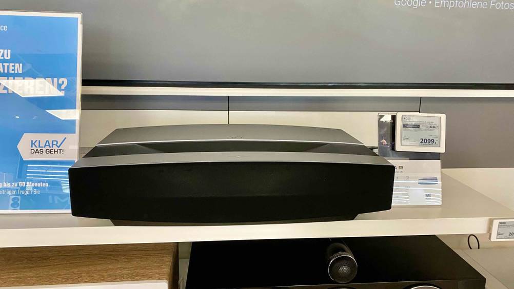Getesteter 3D-Beamer steht auf dem Regal.