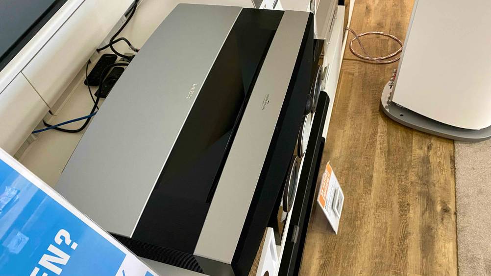 Getesteter 3D-Beamer ist von oben zu sehen.