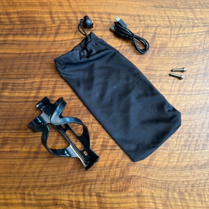 Das Zubehör vom Xiaomi Portable Electric Air Compressor 2 liegt auf einem Tisch