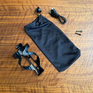 Das Zubehör vom Xiaomi Portable Electric Air Compressor 2 liegt auf einem Tisch