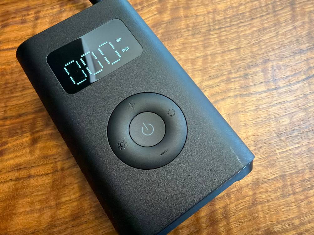 Die Bedienelemente vom Xiaomi Portable Electric Air Compressor 2