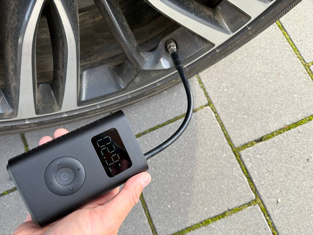 Mit dem Xiaomi Portable Electric Air Compressor 2 wird ein Autoreifen aufgepumpt