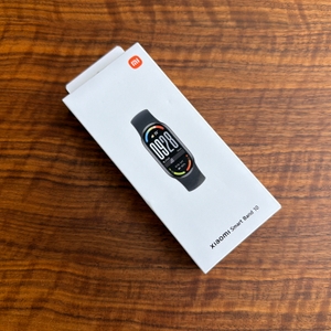 Der Karton vom Xiaomi Smart Band 10 liegt auf einem Tisch