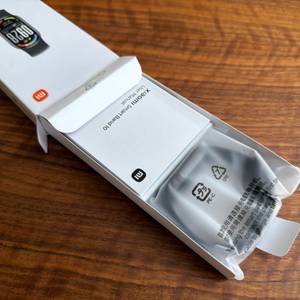 Das Xiaomi Smart Band 10 wurde halb aus dem Karton gezogen