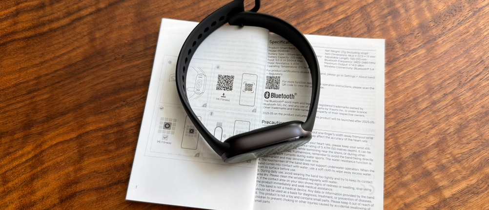 Das Xiaomi Smart Band 10 liegt auf der Anleitung