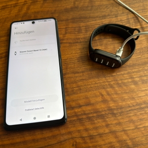 Das Xiaomi Smart Band 10 wird mit einem Handy gekoppelt