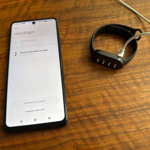Das Xiaomi Smart Band 10 wird mit einem Handy gekoppelt