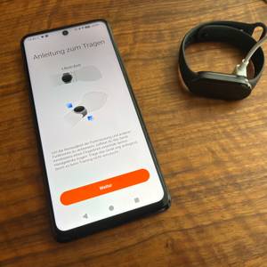 Eine Anleitung zum Tragen in der Anleitung vom Xiaomi Smart Band 10