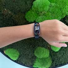 Das Xiaomi Smart Band 10 an einem Handgelenk