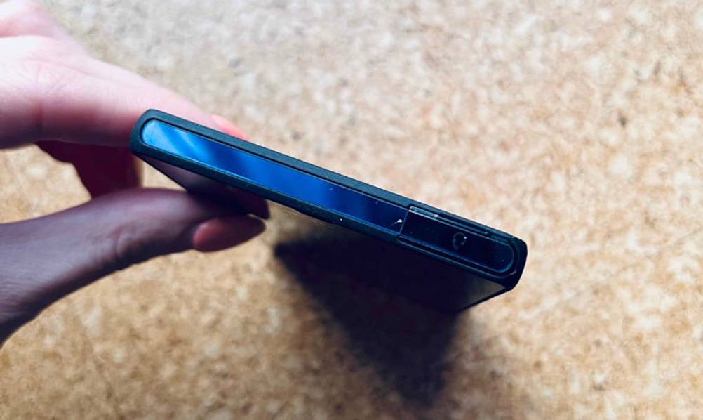 Sony-Smartphone im Test: Hand hält ein schwarzes Modell mit der kurzen schmalen Randseite im Fokus.