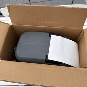 Der geöffnete Karton der Xpotool-Schlauchtrommel von oben