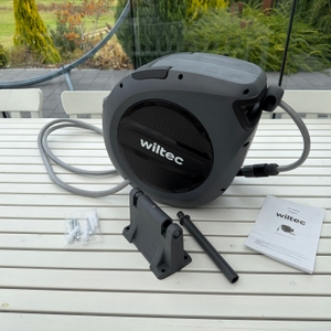 Der Lieferumfang der Xpotool-Schlauchtrommel liegt auf einem Tisch