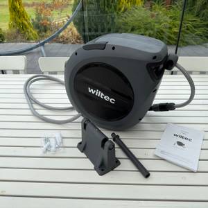 Der Lieferumfang der Xpotool-Schlauchtrommel liegt auf einem Tisch