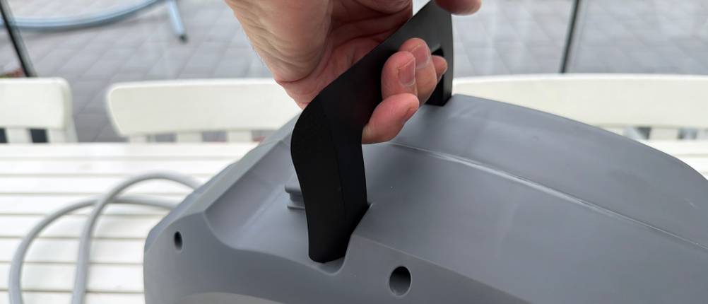 Eine Hand hält den Griff der Xpotool-Schlauchtrommel fest