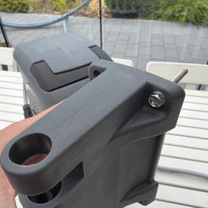 Eine Schraube steckt in der Wandhalterung der Xpotool-Schlauchtrommel