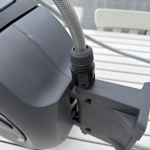 Der Schlauch der Xpotool-Schlauchtrommel ist an der Halterung befestigt