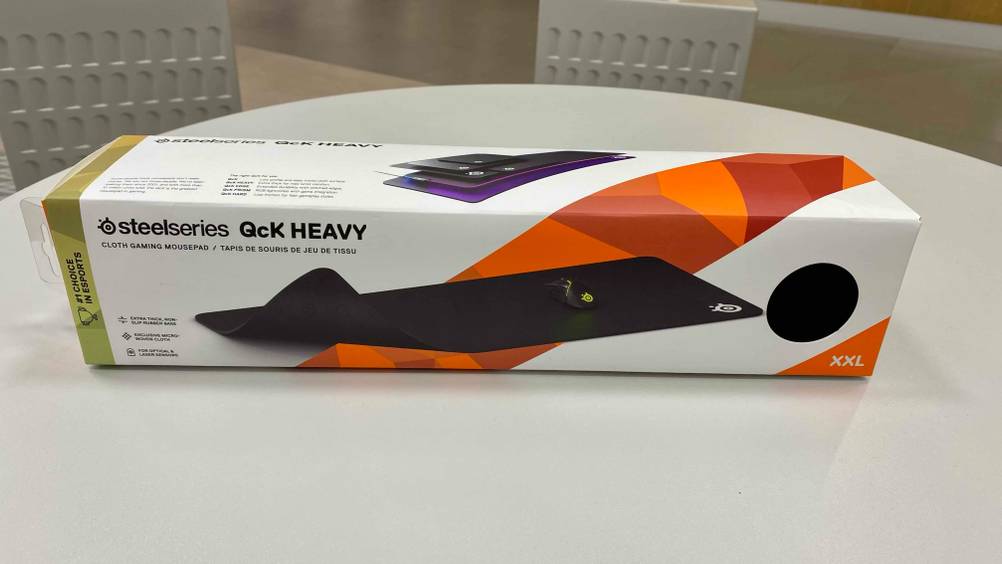 XXL-Mauspad getestet: Eine Packung von schräg oben auf einem weißen Tisch.