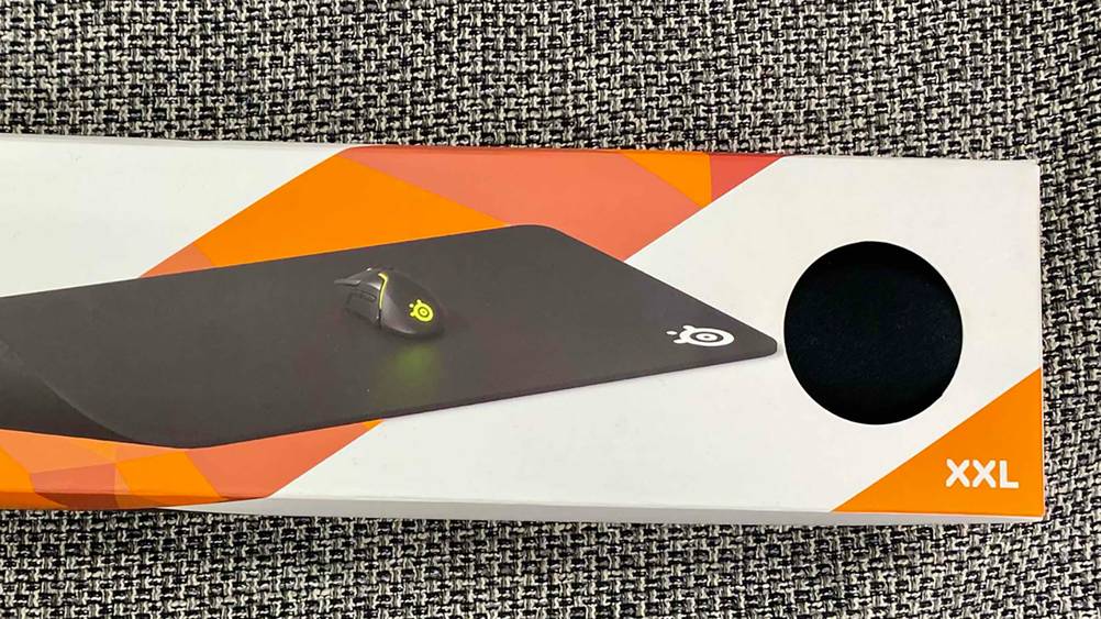 Nahaufnahme der Grafik und eines Sichtfensters auf der Verpackung des XXL-Mauspads im Test.