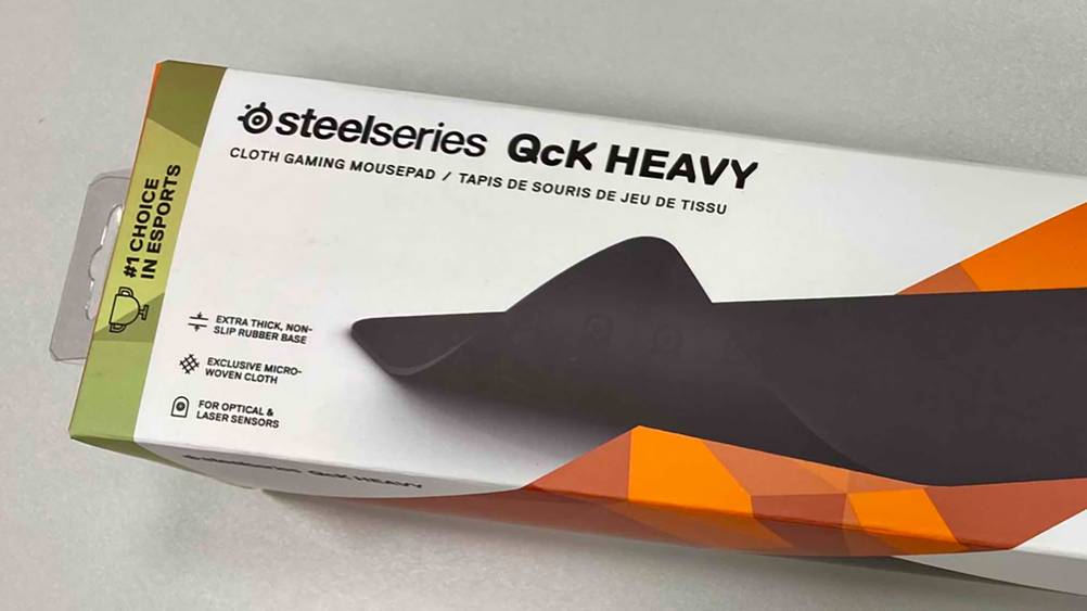 Nahaufnahme der Informationen auf der Vorderseite der Verpackung des getesteten XXL-Mauspads.