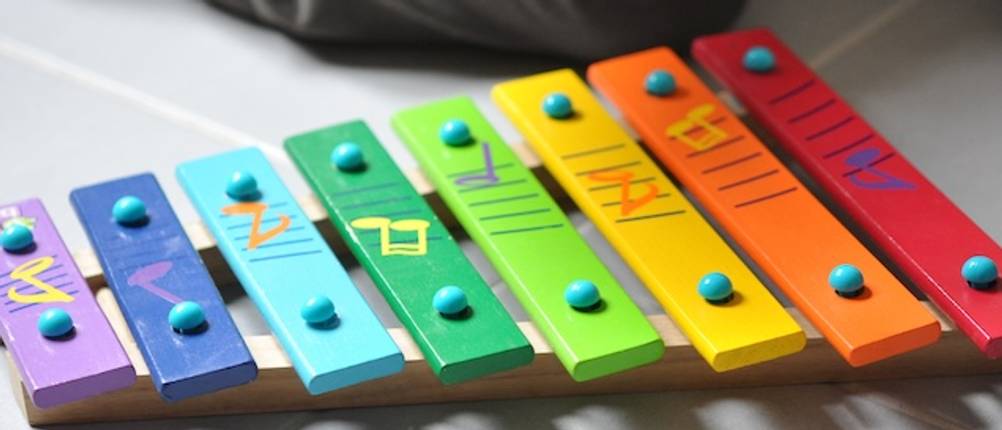 Ein Kinder-Xylophon im Test mit bunten Klangstäben.