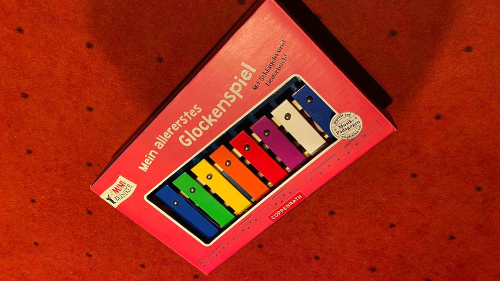 Das Xylophon im Test in seiner Originalverpackung mit Sichtfenster.
