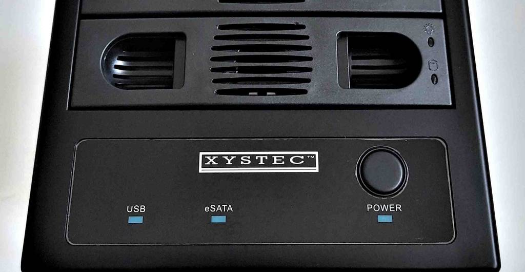 Detailansicht der Vorderseite mit Power-Knopf und Anschlussanzeige.