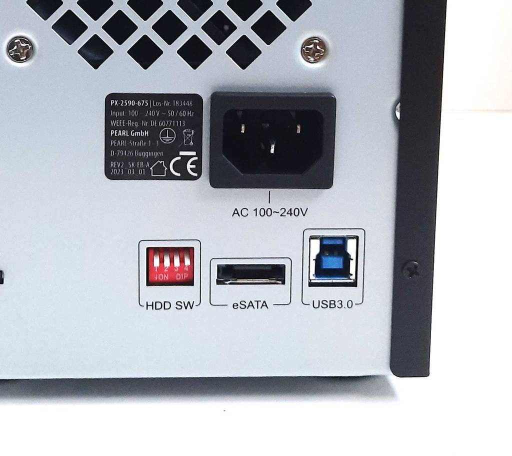 Ansicht auf die Funktionsstecker eines getesteten 3,5-Zoll-Festplattengehäuses.