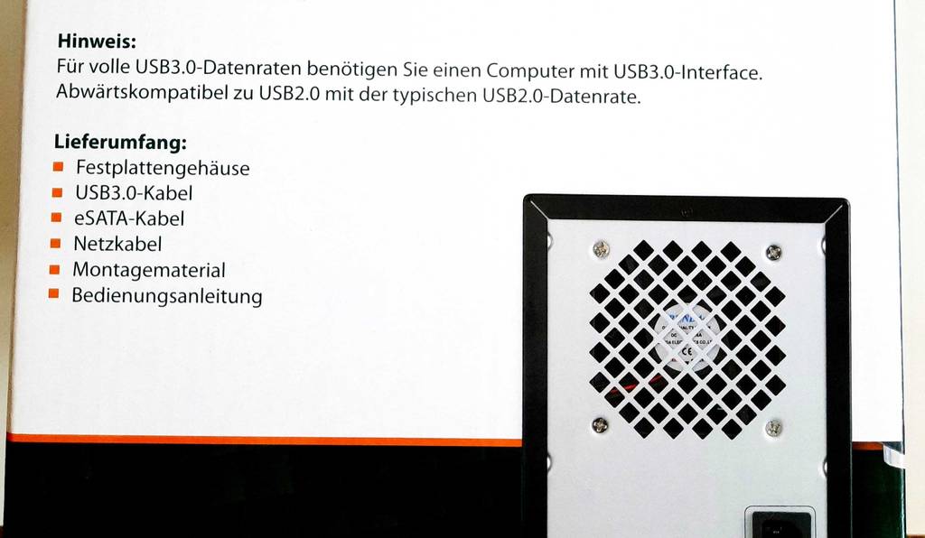 3,5-Zoll-Festplattengehäuse-Test: Detailansicht der Produktbeschreibung inklusive Lieferumfangs auf der weißen Verpackung.
